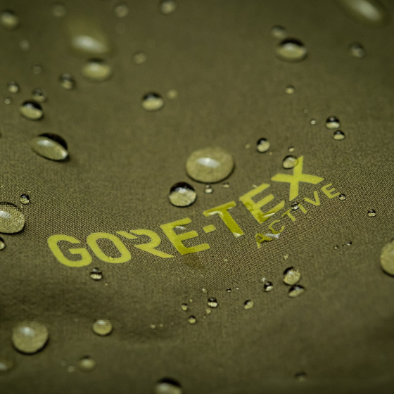 GORE-TEX Active product with raindrops on the top.